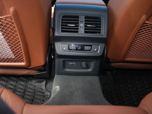 Used 2025 Audi Q5 e Prestige w/ Prestige Package image 10