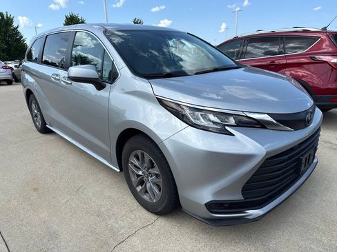Used 2022 Toyota Sienna LE AWD/4WD image 4