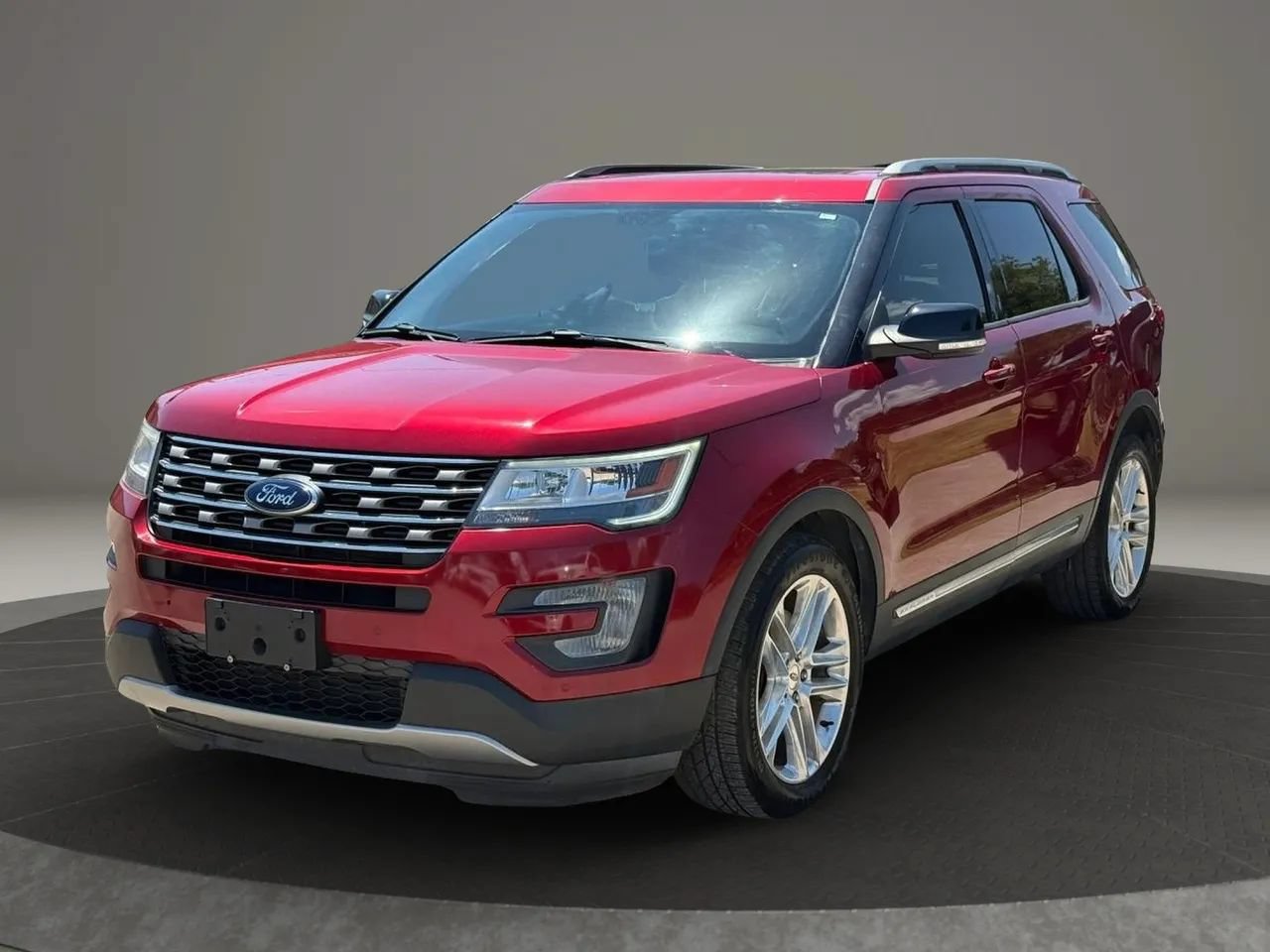 Used 2017 Ford Explorer XLT w/ Equipment Group 202A FWD image 2