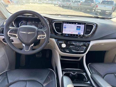 Used 2023 Chrysler Pacifica Limited FWD image 15