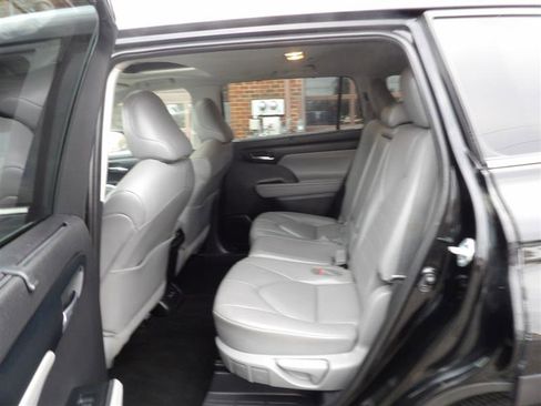 Used 2021 Toyota Highlander XLE image 22