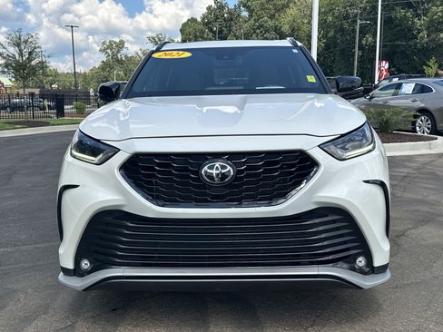 Used 2021 Toyota Highlander XSE FWD image 3