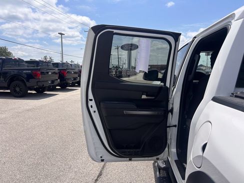 Used 2024 Toyota Tacoma TRD Off-Road AWD/4WD image 15