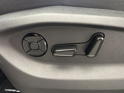 New 2025 Volkswagen Tiguan SE image 16