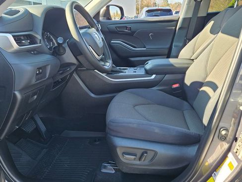 Certified 2023 Toyota Highlander L image 5
