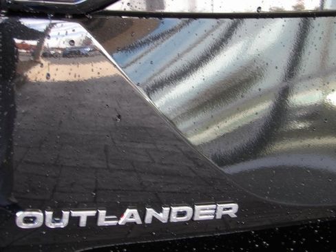 New 2025 Mitsubishi Outlander SE image 8