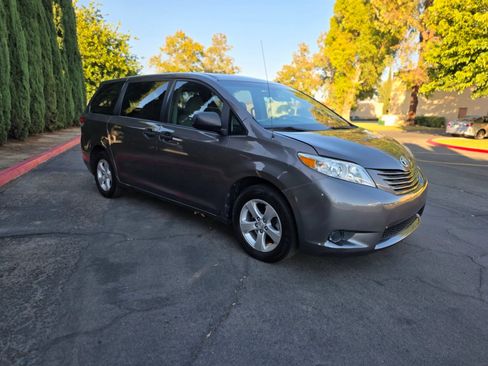 Used 2013 Toyota Sienna L w/ Towing Pkg FWD image 16