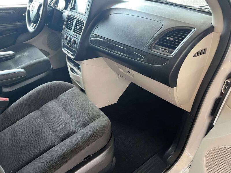 Used 2018 Dodge Grand Caravan SE FWD image 25