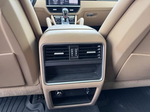 Used 2020 Porsche Cayenne image 18