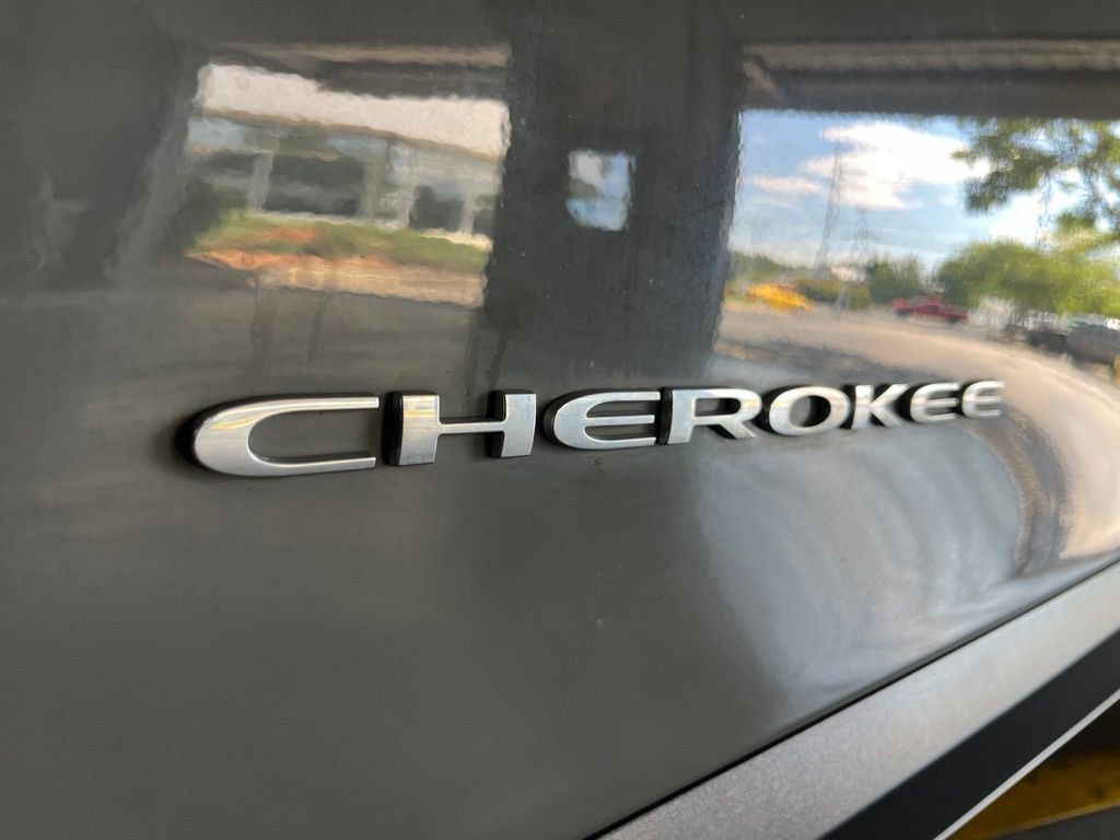 Used 2022 Jeep Cherokee Latitude Lux AWD/4WD image 14