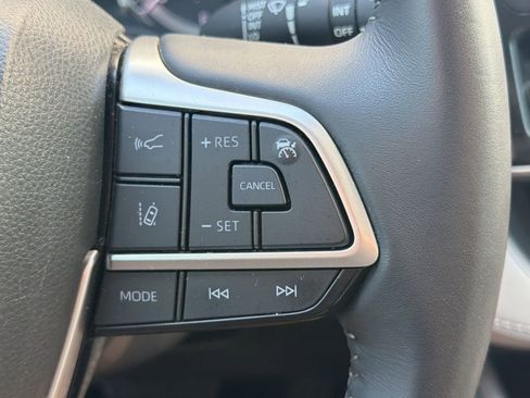 Used 2023 Toyota Highlander XLE image 27