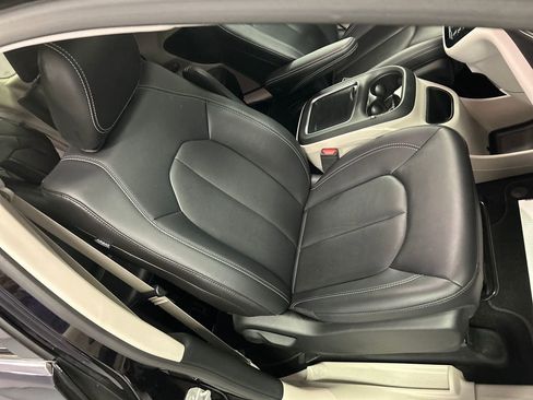 Used 2024 Chrysler Pacifica Select image 26