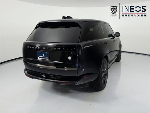 Used 2025 Land Rover Range Rover SV AWD/4WD image 7