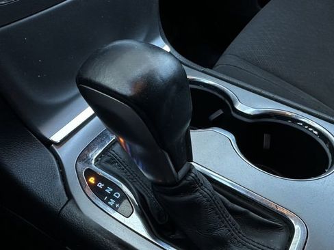 Used 2019 Jeep Grand Cherokee Laredo image 28