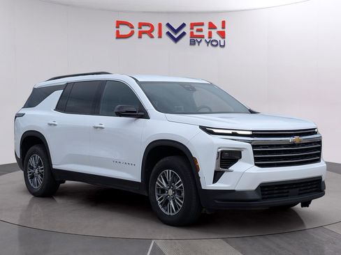 Used 2024 Chevrolet Traverse LT image 7