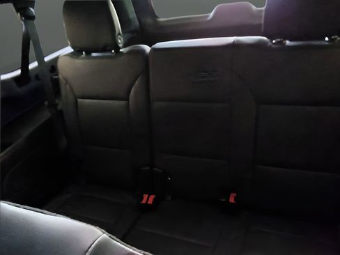 Used 2025 Chevrolet Suburban Z71 image 33