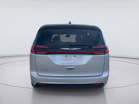 Used 2024 Chrysler Pacifica Touring-L FWD image 4