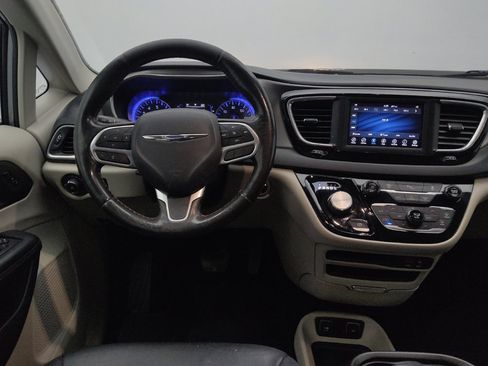 Used 2020 Chrysler Pacifica Touring-L image 22