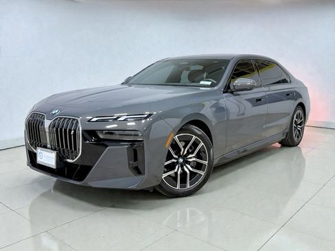 Used 2024 BMW i7 xDrive60 image 2