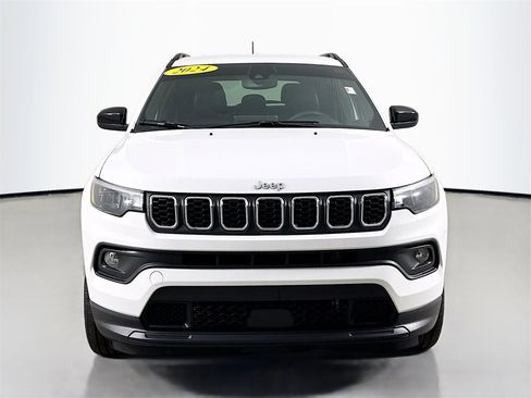 Used 2024 Jeep Compass Latitude image 2