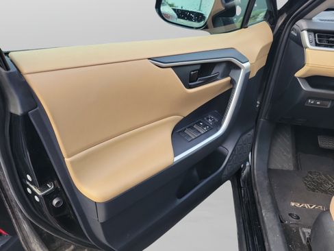 Used 2019 Toyota RAV4 LE FWD image 28