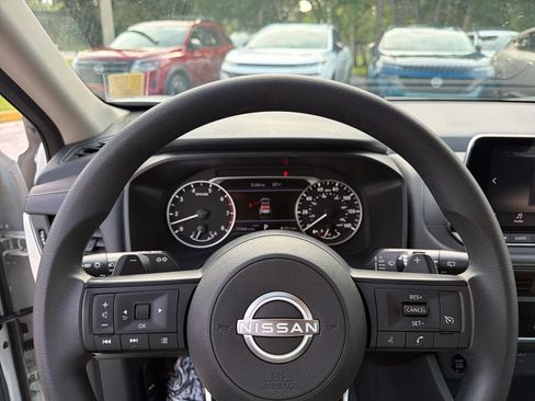 Used 2024 Nissan Rogue S AWD/4WD image 18