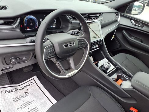 Used 2025 Jeep Grand Cherokee L Laredo image 7