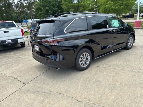 New 2026 Toyota Sienna XLE FWD image 7