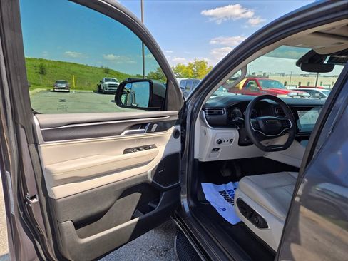 Used 2022 Jeep Wagoneer Series I w/ Premium Group I AWD/4WD image 12