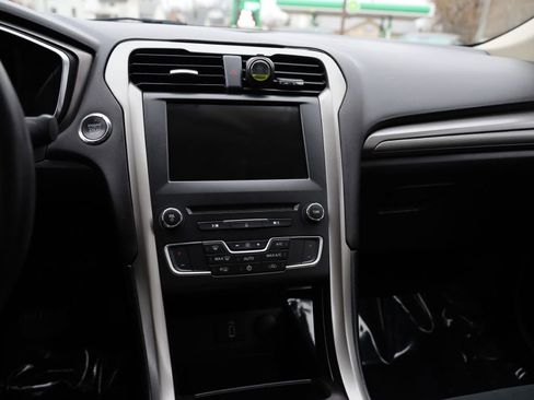 Used 2017 Ford Fusion SE w/ Fusion SE Technology Package image 23