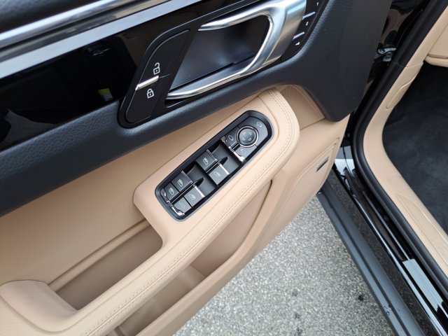Used 2026 Porsche Macan AWD/4WD image 26