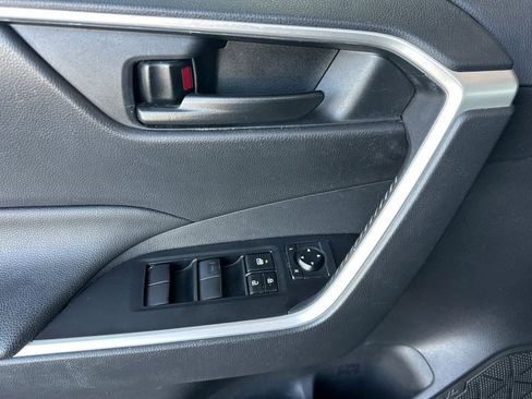Used 2021 Toyota RAV4 LE AWD/4WD image 10