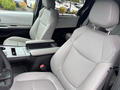 Used 2025 Toyota Sienna XLE w/ XLE Plus Package image 14