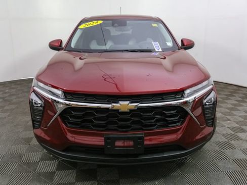 Used 2025 Chevrolet Trax LS w/ LS Convenience Package FWD image 4