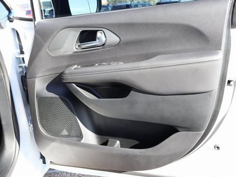 Used 2026 Chrysler Pacifica Select image 9