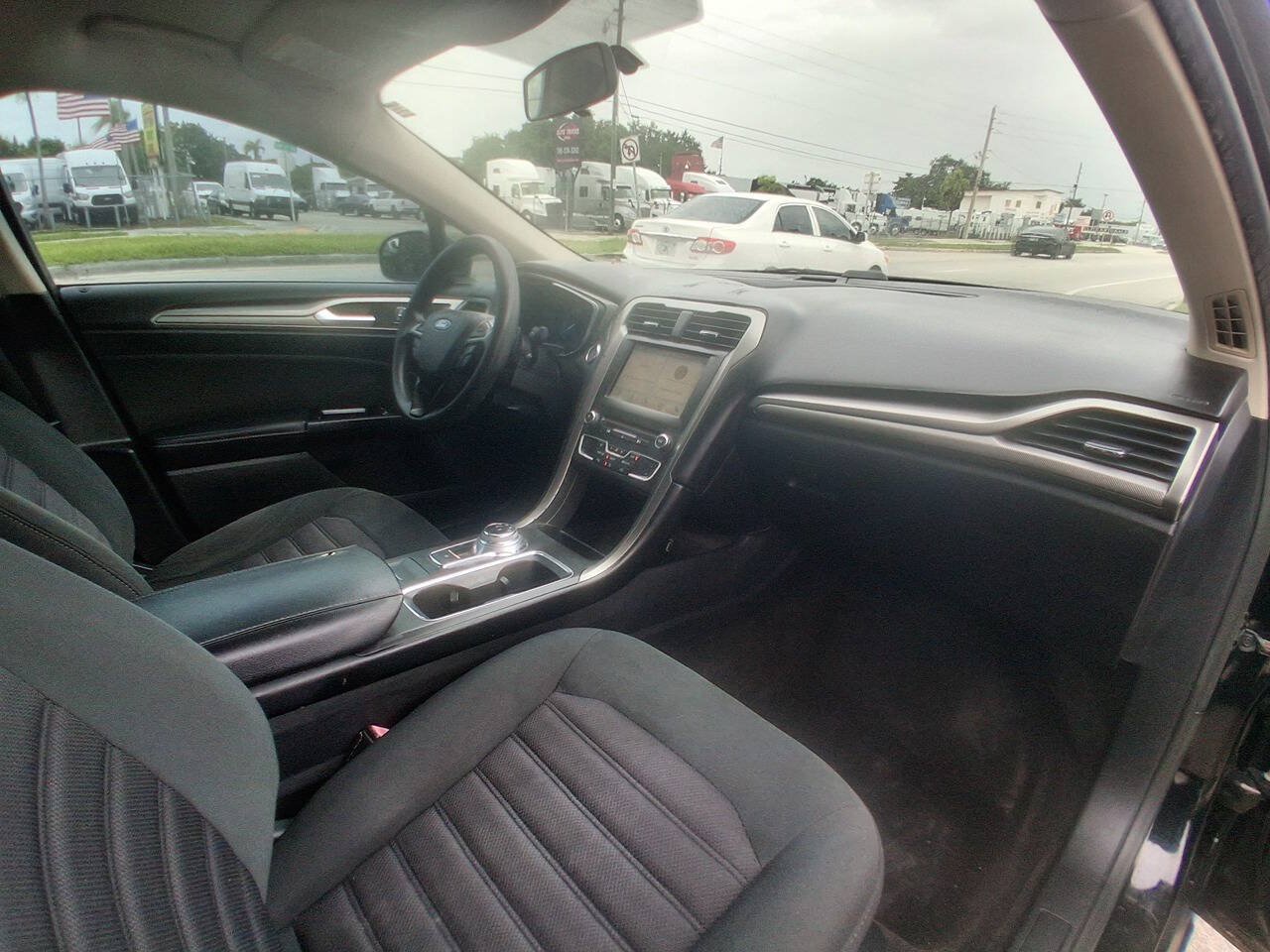 Used 2017 Ford Fusion SE w/ Fusion SE Technology Package FWD image 15