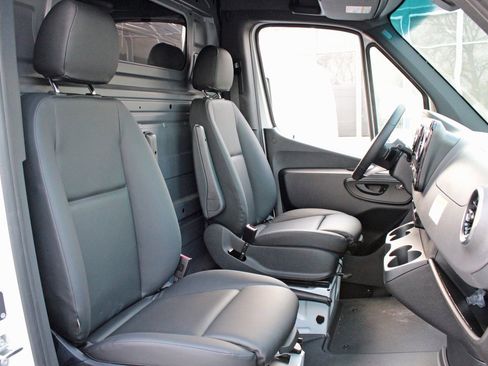 Used 2025 Mercedes-Benz Sprinter 2500 image 21