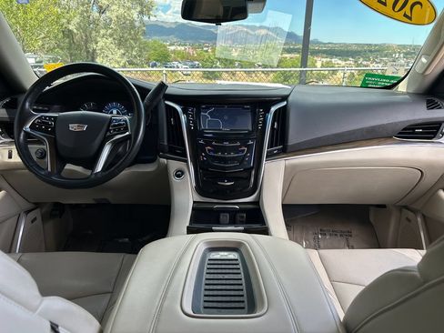 Used 2020 Cadillac Escalade Luxury AWD/4WD image 7
