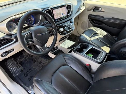 Used 2021 Chrysler Pacifica Touring-L FWD image 12