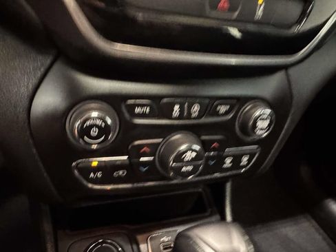Used 2022 Jeep Cherokee Limited AWD/4WD image 24