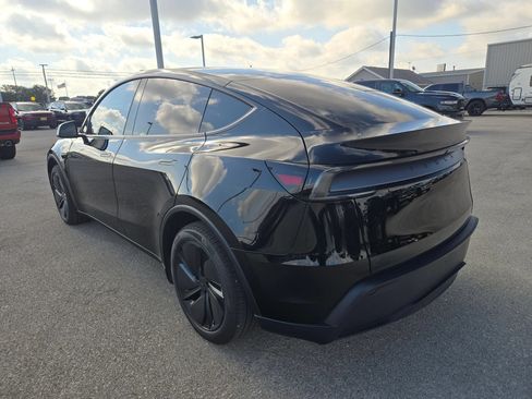 Used 2026 Tesla Model Y 2WD image 5