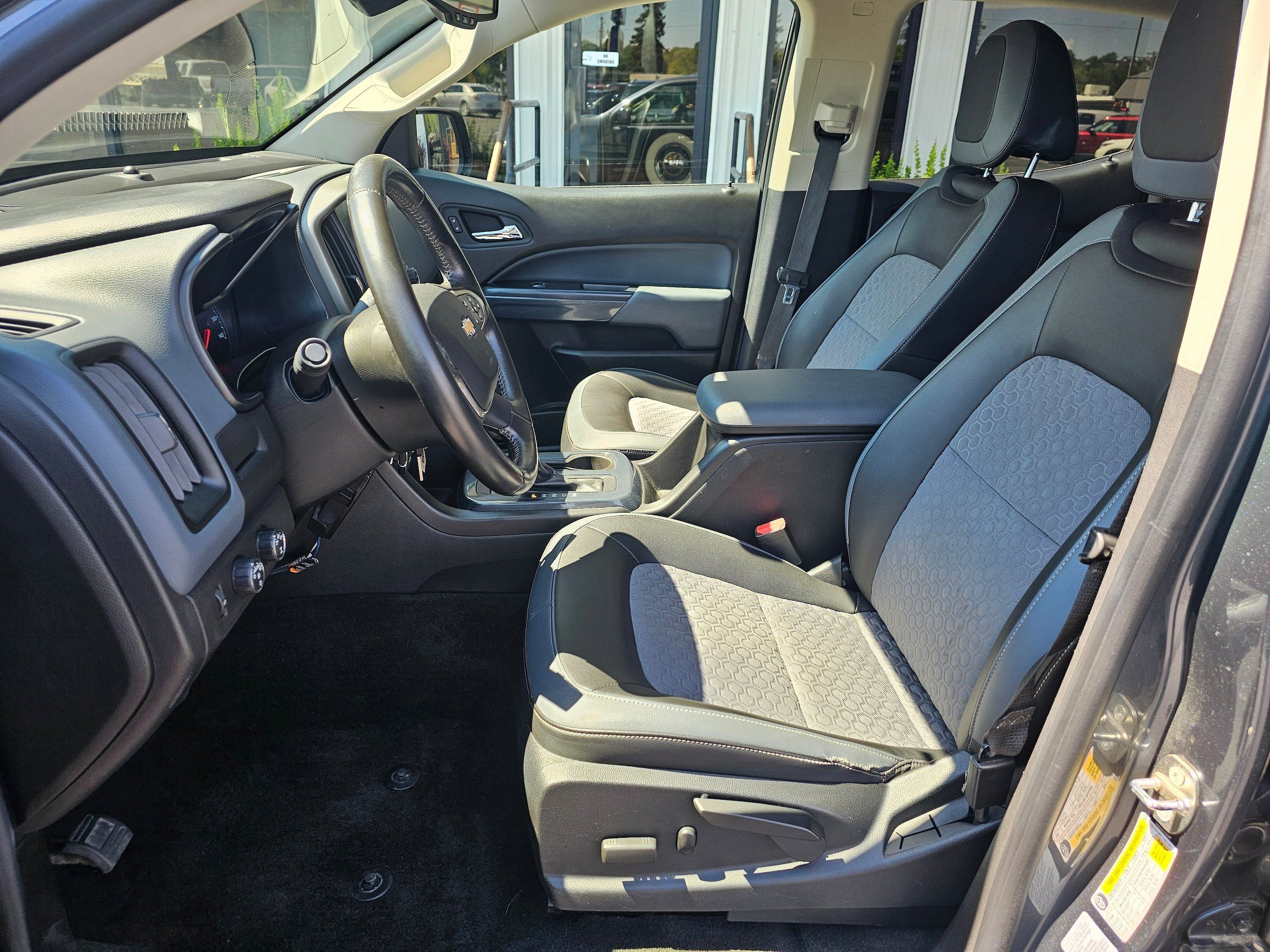 Used 2015 Chevrolet Colorado Z71 w/ LPO, Gearon Bar Package AWD/4WD image 10