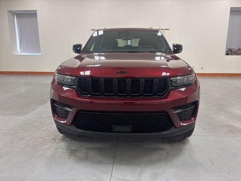 Used 2024 Jeep Grand Cherokee Altitude AWD/4WD image 3