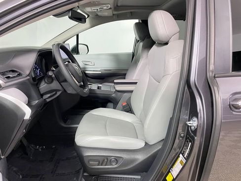 Used 2025 Toyota Sienna XLE w/ XLE Plus Package image 12