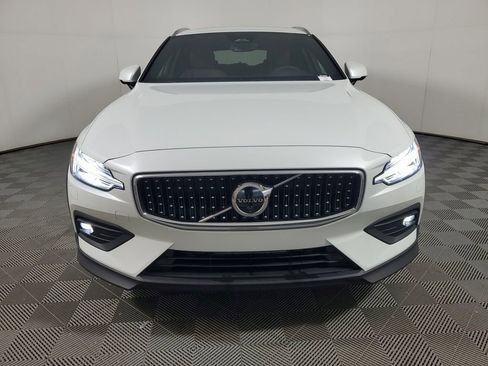 Used 2025 Volvo V60 B5 Cross Country Plus image 2