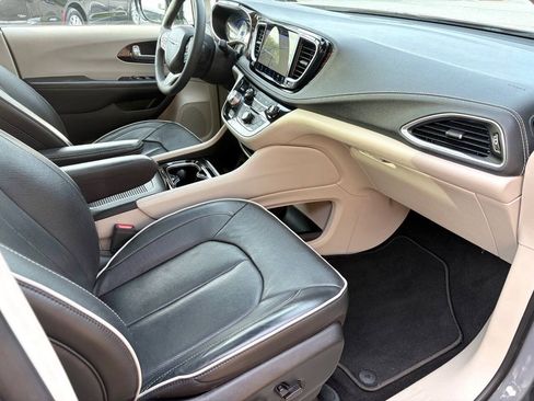 Used 2023 Chrysler Pacifica Limited FWD image 8