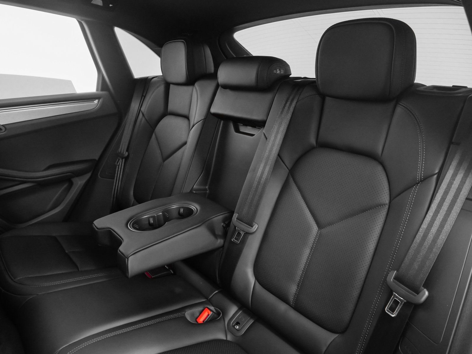 Certified 2025 Porsche Macan AWD/4WD image 35