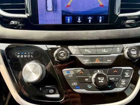 Used 2017 Chrysler Pacifica Touring-L Plus w/ Advanced Safetytec Group FWD image 25
