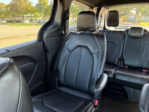 Used 2025 Chrysler Pacifica Select FWD image 36