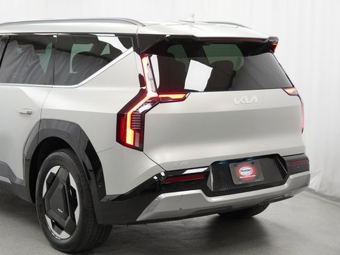 Used 2024 Kia EV9 Land image 13